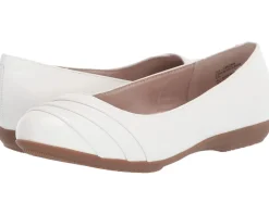 Cliffs by White Mountain Flats<Clara White